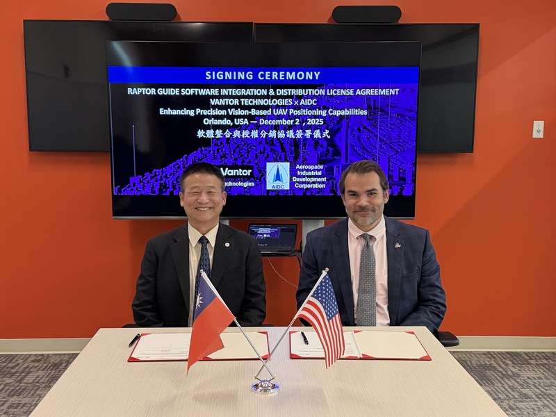漢翔美國時間2日於全球最大軍事訓練與模擬展會I/ITSEC 2025中，與美國Vantor Technologies簽署Raptor Guide軟體整合與授權分銷協議，由漢翔總經理曹進平（左）與Vantor首席轉型官（Chief Transformation Officer,CTO）Will Cocos（右）代表簽署。（漢翔提供）