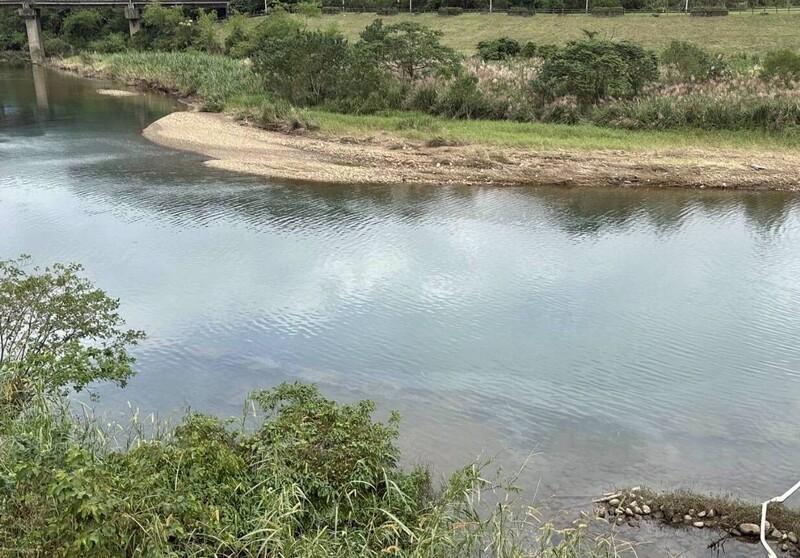 基隆河日前發現油污，水利署已啟動跨區水源緊急調度作業。（台水提供）