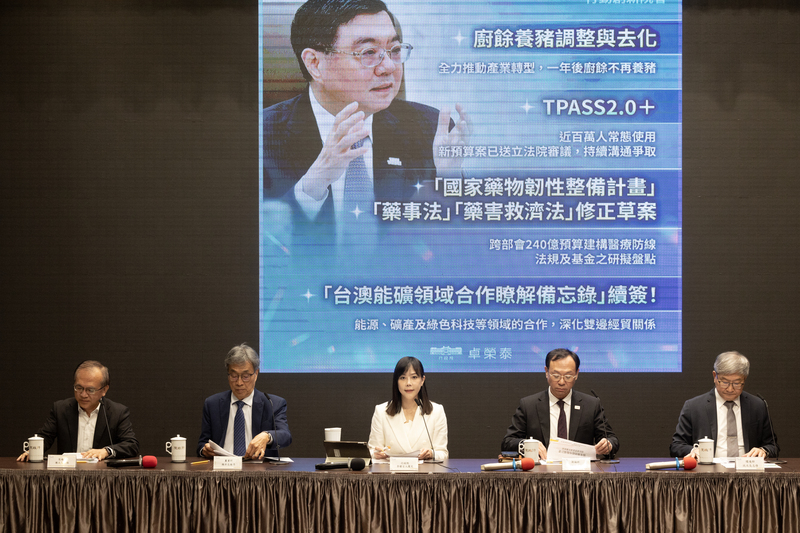 行政院發言人李慧芝(中)4日上午主持行政院會後記者會，並轉述行政院長卓榮泰於會中裁示內容。