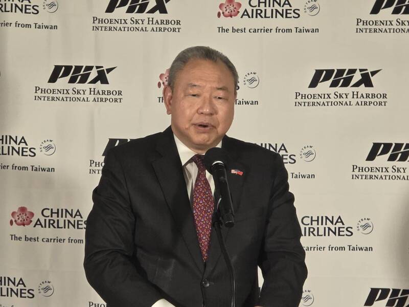 華航在台北時間3日首度開通台北–鳳凰城航線，飛機落地後，鳳凰城天港國際機場舉行首航儀式，駐美代表俞大㵢出席。