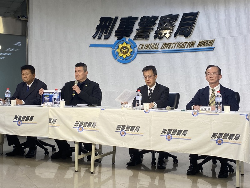 行政院打擊詐欺指揮中心指揮官馬士元（左2）4日出席記者會，會中指出小紅書App資安檢測不合格，近2年涉詐案1706件，並宣布即日起對小紅書App發布網際網路停止解析及限制接取的命令，暫定期間為1年。