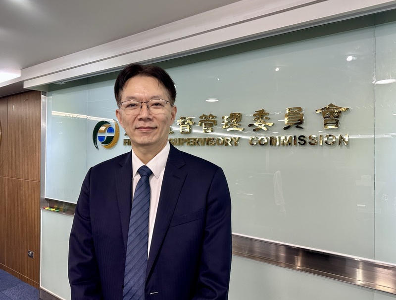 金管會自2018年開放投信公司發行ETF連結基金，現行ETF連結基金主要投資在台股ETF。金管會證期局副局長黃仲豪（圖）4日在記者會上表示，放寬ETF連結基金發行限制，包括主動式ETF以及國外ETF都可作為連結基金。 (圖：中央社)