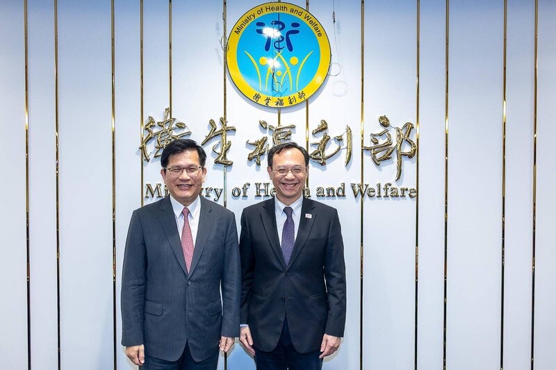 外交部長林佳龍（左）與衛福部長石崇良（右）3日共同主持「醫療衛生外交諮詢小組」會議。（外交部提供）