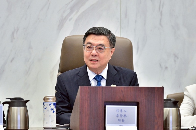 行政院長卓榮泰4日主持「行政院推動轉型正義會報第7次會議」，指示依法發揮基金最大效益、強化民主韌性，更要透過友善民間近用機制，促進民間友善近用促轉基金。（行政院提供）