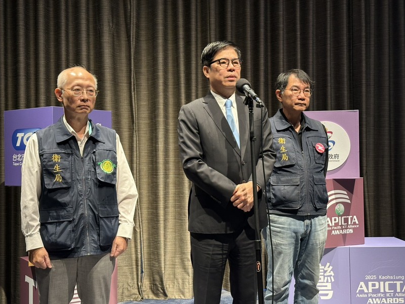 高雄市長陳其邁(中)5日上午出席活動前接受媒體聯訪，就市府衛生局抽驗「台灣鯛魚排」發生重大失
誤，向全聯、雲林養殖業者致歉。高雄市衛生局長黃志中(左)、副局長潘炤穎(右)陪同回應相關提
問。