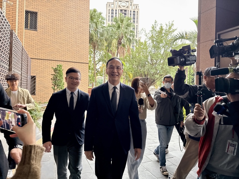 台北地檢署偵辦不實連署案，4月17日約談黃呂錦茹等人時，前國民黨主席朱立倫、發言人楊智伃等人被控召集群眾到北檢外集會，遭警方以違反集遊法函送法辦。北檢5日傳喚朱立倫(前中)、楊智伃說明。