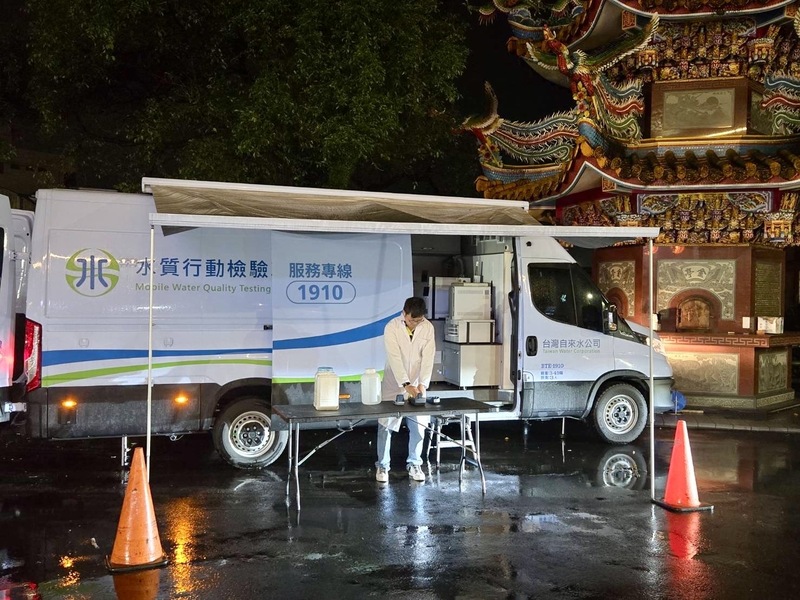 基隆河油污染影響供水，台水公司水質行動檢驗車進駐疑似污染源現場，即時取樣確保水質。（台水提供）


