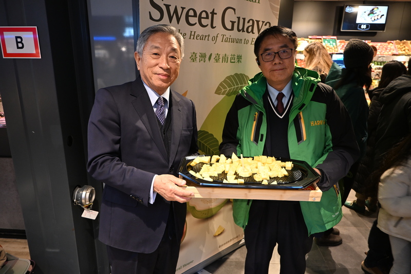 台南市長黃偉哲（右）與台灣駐荷蘭代表處代表田中光（左）共同推廣台灣水果。
