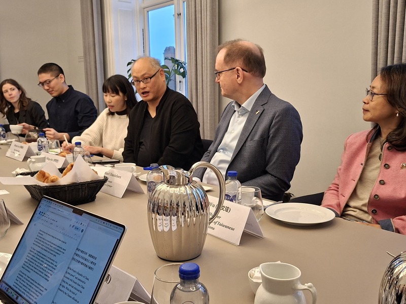 人權工作者李明哲（右3）與華人民主書院協會、台灣民主實驗室、瑞典台灣協會共同拜會丹麥民主聯盟基金會，分享在中國服刑期間的經驗，並強烈呼籲丹麥政府不要成為中國跨境鎮壓、打壓台灣人言論自由的幫兇。