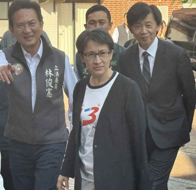 宜蘭縣警員5日執行交管勤務時遭撞重傷，副總統蕭美琴（前中）6日在台南市出席國立台南大學附設實驗國民小學校慶時表示，難過不捨，希望大家集氣，盼警員們平安康復。
