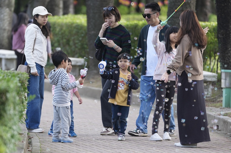 氣溫漸回升，民眾趁著好天氣帶小孩到台北中正紀念堂遊玩。資料照片。