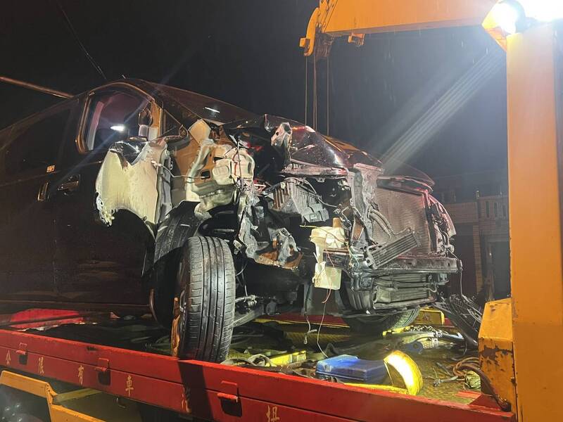 林姓警員5日在宜蘭頭城執行交管勤務時，遭1輛廂型車撞擊重傷，經搶救後生命狀況已穩定。宜蘭縣警察局6日表示，會全力協助辦理後續相關權益事宜。圖為肇事廂型車。（警方提供）