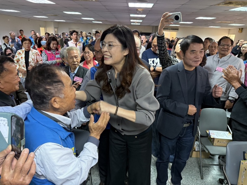 國民黨主席鄭麗文（前左2）6日到國民黨苗栗縣黨部出席建黨131週年黨慶活動，與黨員互動。前右為苗
栗縣長鍾東錦。