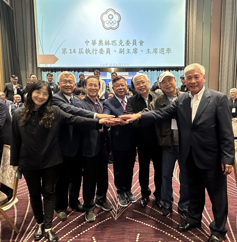 第14屆中華奧會主席6日進行改選，由原副主席蔡家福(中)全票當選新任奧會主席，另外也選出陳美燕
(左1)、張煥禎(左2)、陳建平(左3)、陳士魁(右3)、廖裕輝(右2)、王景成(右1)等6名副主席。陳美燕為奧會首位女副主席。
