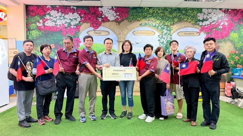 駐泰代表藍夏禮（左5）赴重災區合艾，並代表政府捐贈5萬美元給泰南台商會。
（駐泰代表處提供提供）
