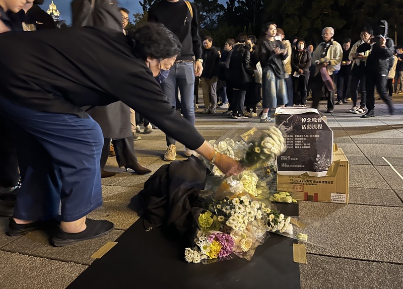 在台港人組成香港宏福苑火災台灣悼念關注組，6日晚在中正紀念堂自由廣場舉辦悼念晚會，民眾現場獻
花。