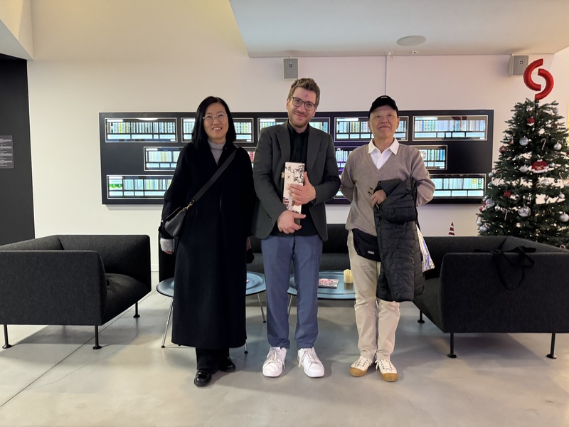 由瑞士電影資料館研究與檔案資料中心主任帕帕康斯坦蒂斯（中）導覽，導演王小棣（右）與駐法國台灣文化中心主任胡晴舫（左）實地考察瑞士如何以現代技術保存電影。