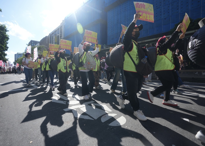 台灣移工聯盟等團體7日舉辦移工大遊行，自勞動部出發，最後目的地為中山南路（立法院前）。參與群眾高舉「廢除工作年限」手板，希望勞動部將基本的勞動權利還給藍領移工。