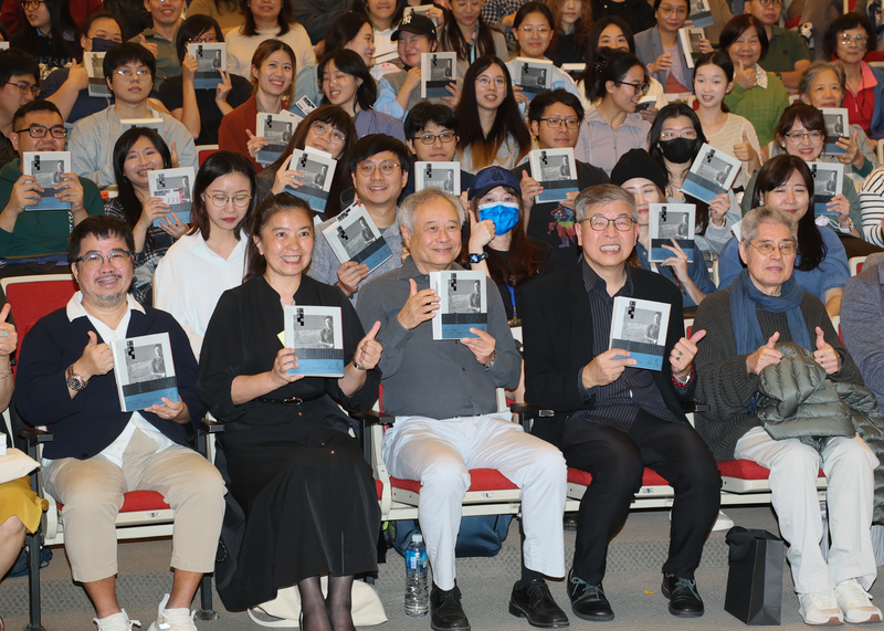 導演李安（前中）7日在台北出席「十年一覺電影夢」經典新版發表會，與時報出版董事長趙政岷（前右2）等人合影。
