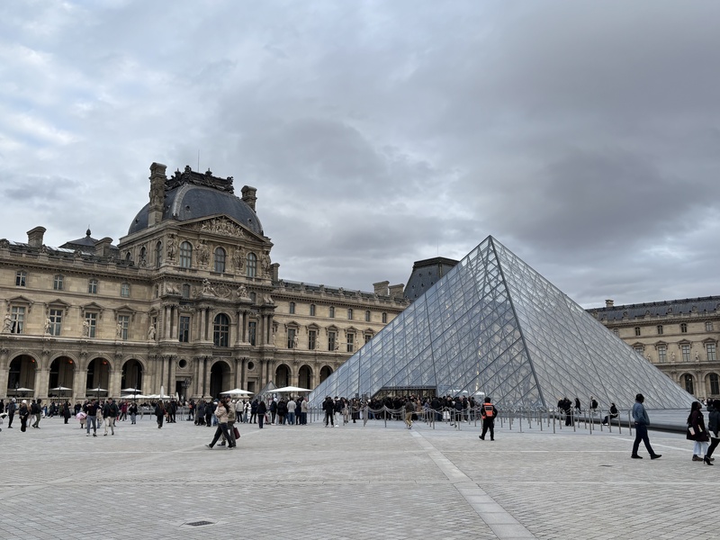 繼近月發生重大竊案和建物老舊以致關閉展廳之後，巴黎羅浮宮再次出現問題。羅浮宮埃及文物圖書館上月底漏水，造成數百件文獻受損。攝於114年10月26日。
