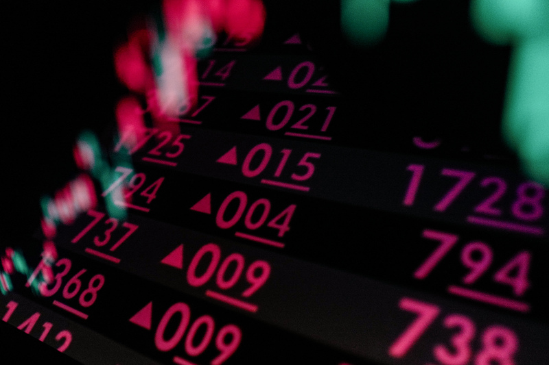 台北股市8日在外資加碼買超新台幣逾百億，且連5日敲進台積電，台股重新站回28000點大關。終場上漲322點，漲幅1.15%，收28303點。
