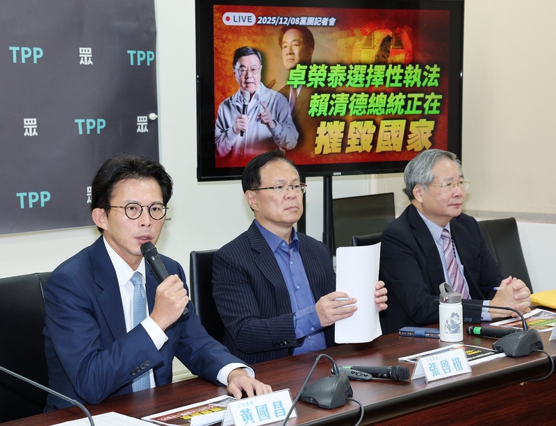 民眾黨立法院黨團總召黃國昌（左）、副總召張啓楷等人8日上午舉行記者會。