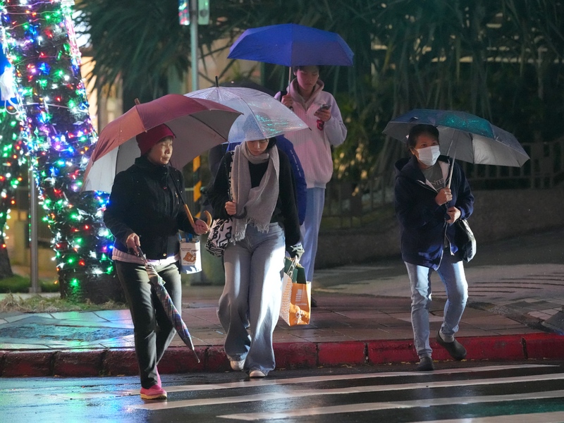 午後東北季風增強 迎風面水氣增。