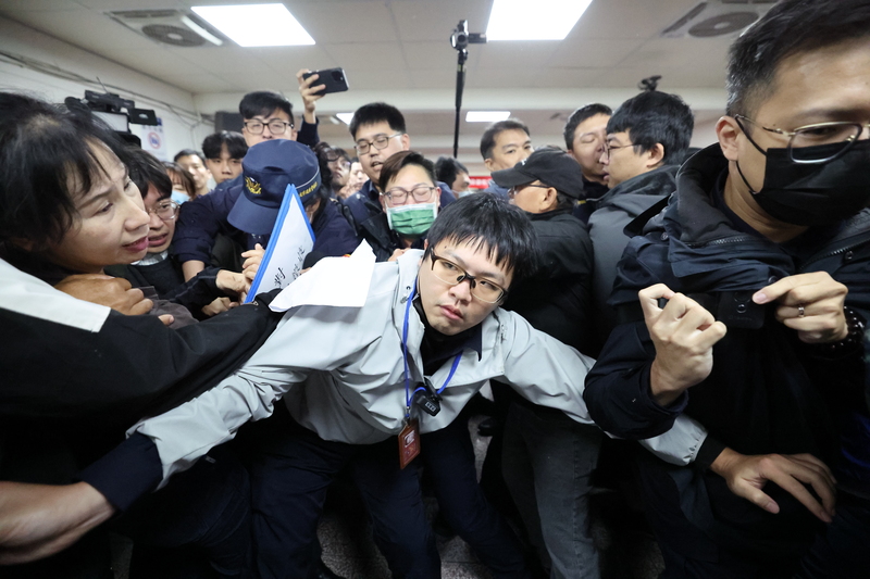 社子島區段徵收公聽會9日上午在台北市士林區中洲區民活動中心舉行，社子島自救會成員要求停止區段徵收與警方在現場發生衝突。