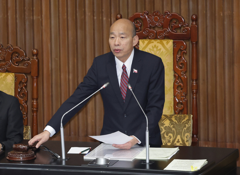 立法院長韓國瑜(圖)拒絕出席賴總統邀請「國政茶敘」，受到藍委支持，但綠委則批評身為立法院長，居然又以自己黨派利益為考量婉拒出席，令人不解且遺憾。資料照片
