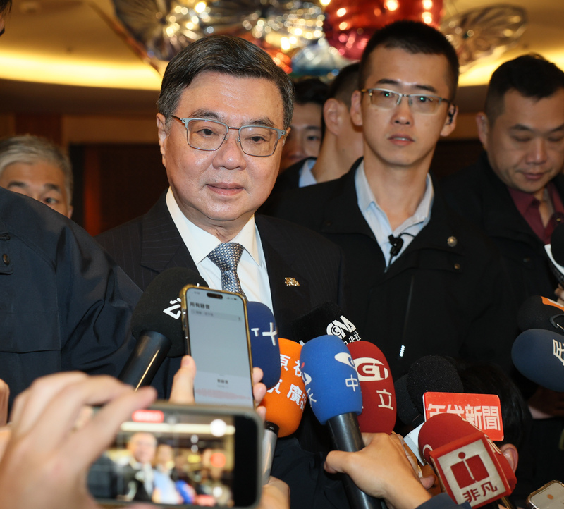 ED
卓榮泰受訪回應中央政府總預算等議題
行政院長卓榮泰（左）9日在台北出席2025行政院長
與商業領袖座談會，會前接受媒體聯訪，回應中央政
府總預算等議題。
中央社記者謝佳璋攝  114年12月9日
