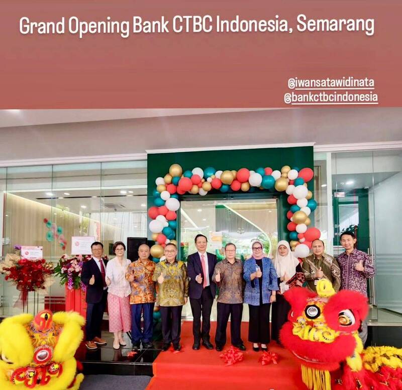 中國信託銀行印尼子行（PT Bank CTBC Indonesia）三寶瓏分行（Semarang Branch）9日開業。駐印尼代表洪振榮（左5）、印尼金管局與央行代表、印尼中爪哇台商會理事長黃媽易、中信銀行印尼子行董事長詹庭禎等逾80位貴賓出席開幕儀式。
（印尼代表處提供）