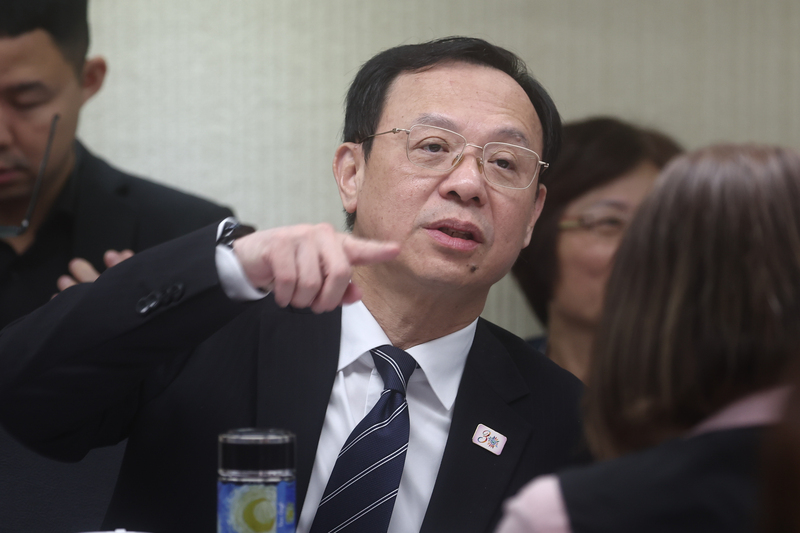 衛福部長石崇良（中）10日出席立法院衛環委員會。