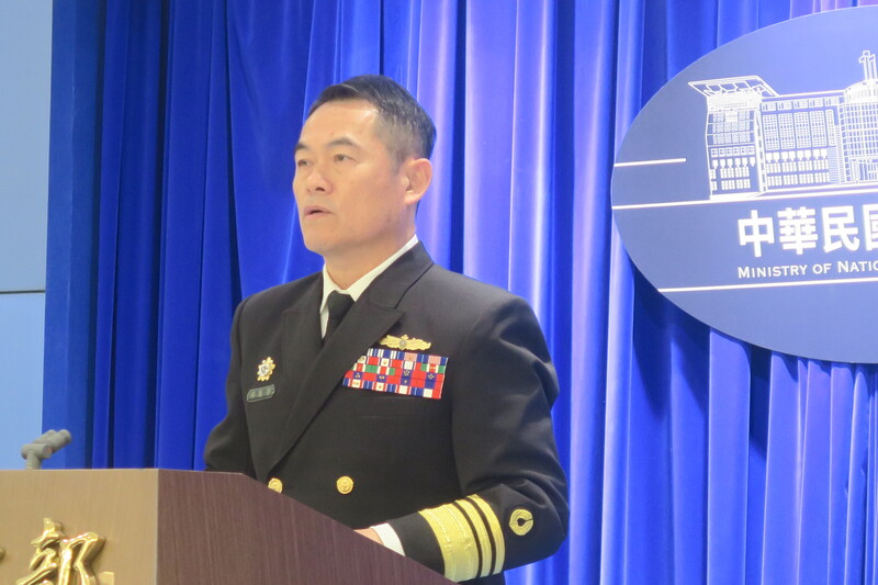 海軍司令部參謀長邱俊榮中將10在國防部例行記者會，說明潛艦國造原型艦海鯤艦目前測試情況。
