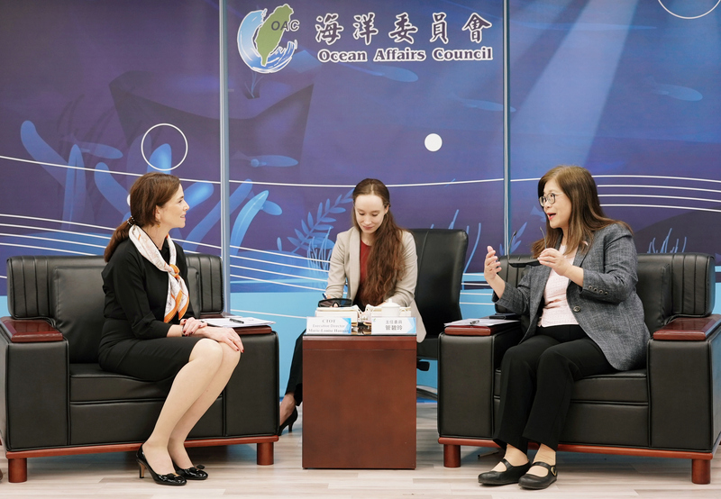 加拿大駐台北貿易辦事處代表何曼麗（Marie-Louise Hannan）（左）10日下午拜會海洋委員會主委管碧玲（右），雙方就海事安全、海洋保育、藍色經濟等議題交流意見。（海洋委員會提供）