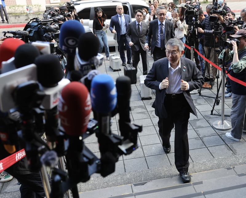 台北地方法院審理京華城案及政治獻金案，11日、12日將進行「提示證據」程序，由檢、辯針對全案200多卷證據表示意見。前台北市長柯文哲（前右）於開庭前簡短發言。