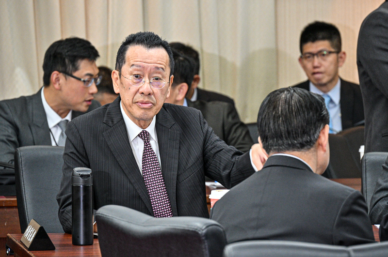 立法院11日針對中央政府總預算案、公職人員選罷法、公務人員退休資遣撫卹法等法案召開黨團協商，
國防部長顧立雄（前左）列席會議。