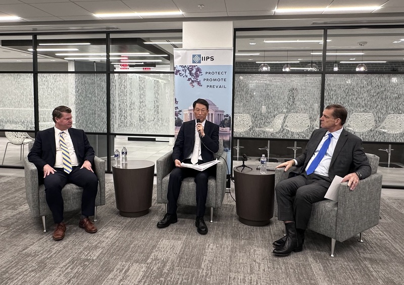 美國智庫「印太安全研究所」11日舉辦台灣前參謀總長李喜明英文新書座談會，「印太安全研究所」主席薛瑞福（左）、李喜明（中）等人出席。