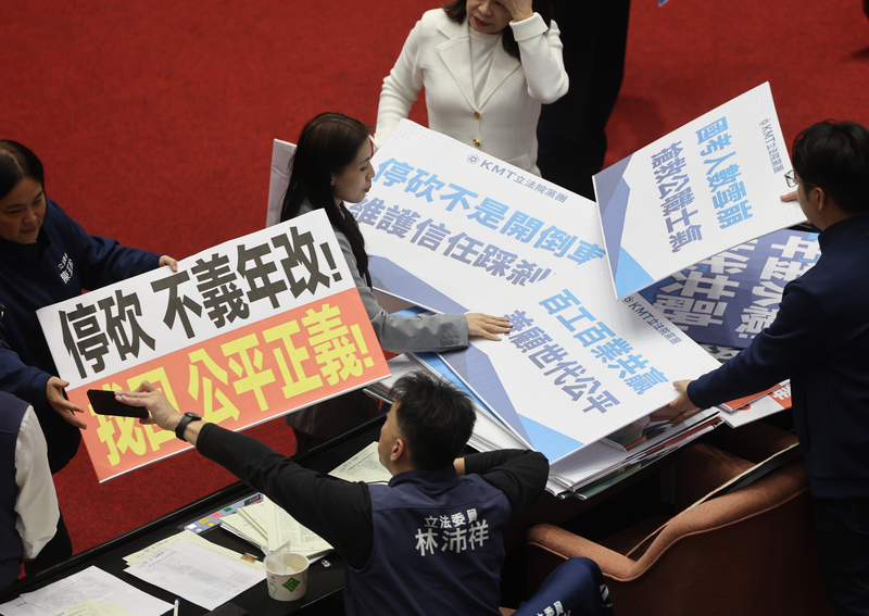 CD
立院三讀停砍公務員年金　國民黨團備標語表立場
公務人員退休資遣撫卹法相關條文修正草案12日下午
逕付立法院會三讀，國民黨團在議場內準備多個標語
板表達立場，最終經表決，宣布三讀修正通過公務人
員退休資遣撫卹法部分條文。
中央社記者趙世勳攝　114年12月12日
