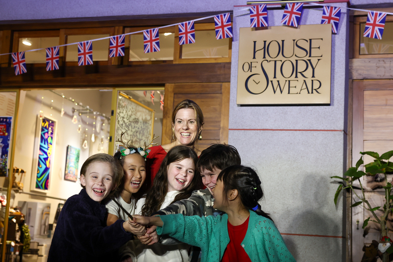 首屆「英倫聖誕嘉年華」活動12日在台北大稻埕永續百貨（House of Story Wear）舉行點燈儀式，英國駐台代表包瓊郁（Ruth Bradley-Jones）（後中）與孩子們在歡笑聲中一同點亮燈飾。 (圖：中央社)