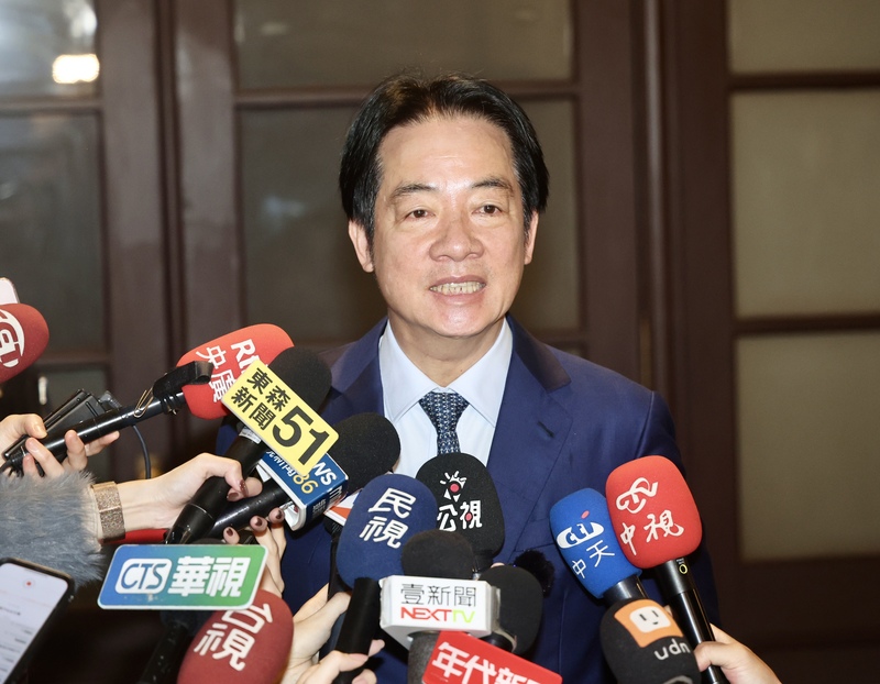 總統賴清德（圖）13日在台北表示，年改不應該再走回頭路，對於立法院長韓國瑜以要先取得三黨團授權而婉拒出席15日國政茶會，總統表示，知道韓國瑜也有難言之隱，不過再思考一下。