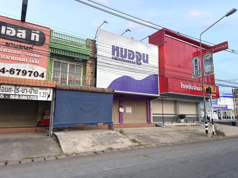 泰柬邊境衝突持續，泰國邊境的班科諾市區街道冷清，學校、商店和醫院關閉，街道幾乎空無一人，宛
如被按下暫停鍵。