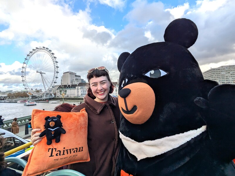 英國插畫家漢娜為台灣設計的觀光巴士全車身廣告12月在倫敦上路，她10日與觀光署吉祥物「喔熊」一同乘車體驗。