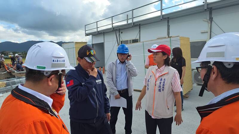 行政院政務委員季連成（左2）13日到花蓮關心光復鄉中繼屋興建狀況，他受訪時表示，2處中繼屋目前進度皆達9成，預計12月底完工。
