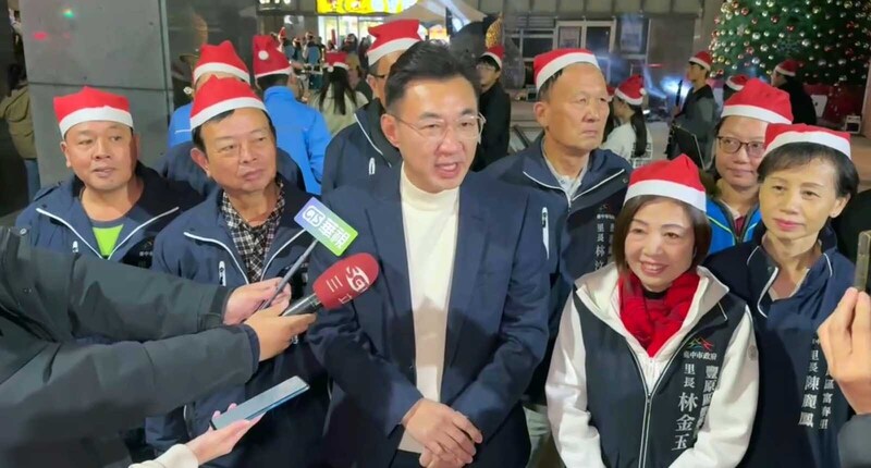 立法院副院長江啟臣（前中）14日晚間出席活動時，宣布參選台中市長，他表示看到民眾對自己的期待，不會讓大家失望，會全力爭取黨內提名。
（江啟臣辦公室提供）
