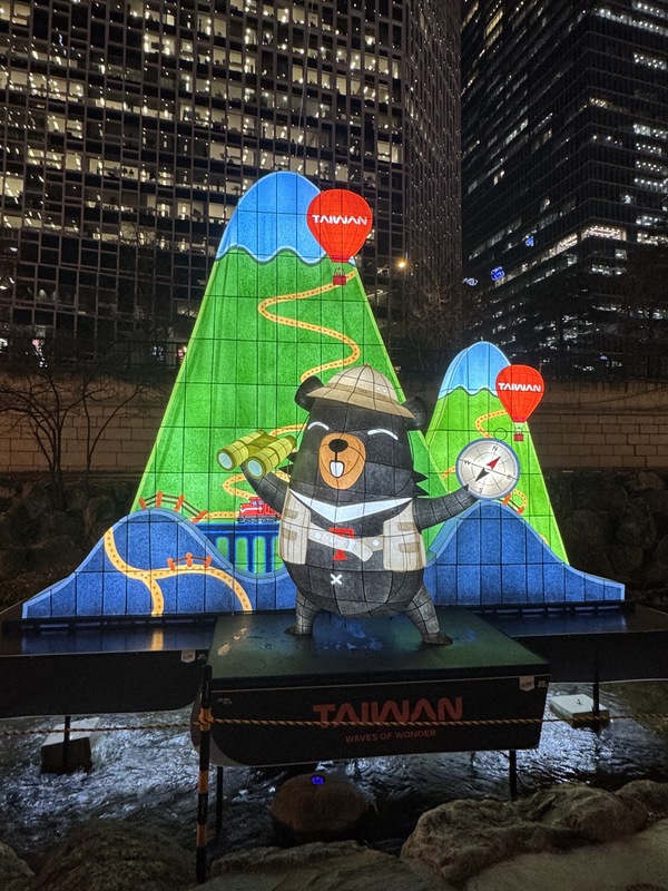 觀光署駐首爾辦事處參與2025首爾燈節，燈座設計主題由吉祥物「喔熊」帶領民眾探訪台灣山林。
（觀光署駐首爾辦事處提供）