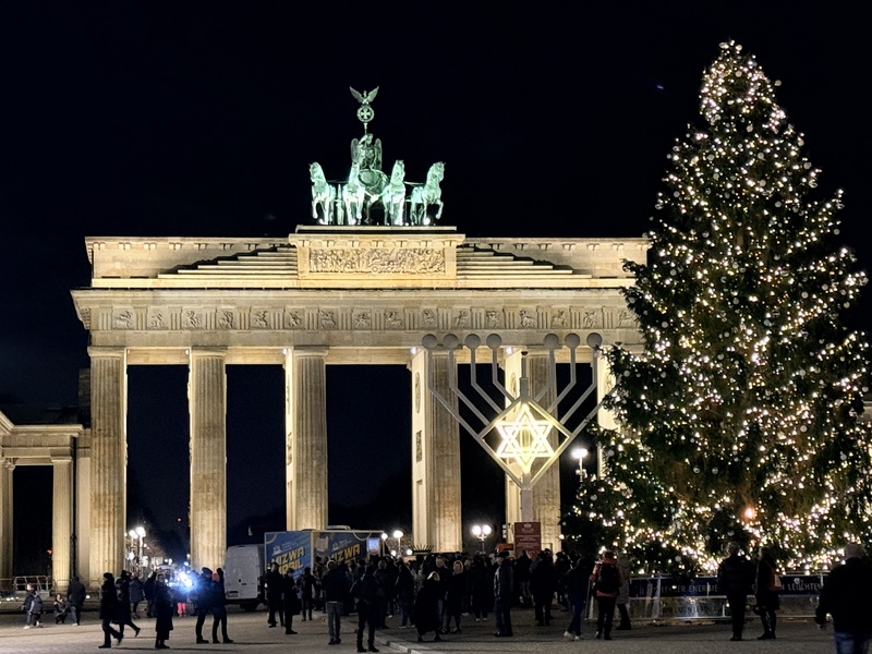 位於國會大廈旁的布蘭登堡門為柏林重要地標，12月除了可以在門前看見耶誕樹，也會在猶太光明節期間，設立大型燭台，同慶猶太社群的重要慶典。
