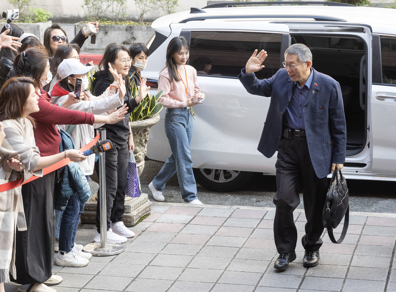 台北地方法院審理京華城及柯文哲政治獻金案，15日起進行言詞辯論程序，前台北市長柯文哲（右）抵達法院與支持者揮手致意。