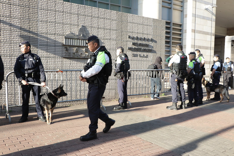 香港壹傳媒集團創辦人黎智英的國安法案15日宣判，警方高度重視，派遣大批警員、警犬及裝甲車在場戒備。