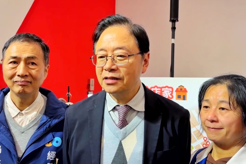 行政院長卓榮泰15日宣布不副署財政收支劃分法修
法，桃園市長張善政（中）受訪表示，希望行政院讓
新版財劃法順利執行，這對所有地方政府都是好事。