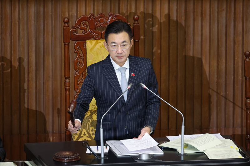 立法院會16日審議電信管理法、氣象法、商港法、船舶法等部分條文修正草案，由立法院副院長江啟臣敲槌宣布修正通過。
